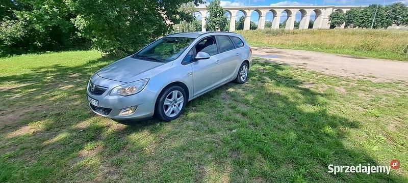 Srebrny Używany 2011 Opel Astra Kombi | 16 150 zł (Uczciwa cena) - Obraz 1/4