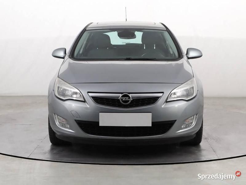 Używany Opel Astra 160 KM (117 kW) 2010 Srebrny Hatchback