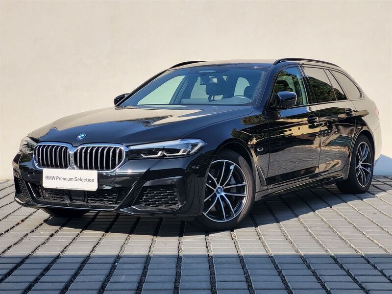 Czarny szafir metalizowany Używany 2022 BMW 530e Shadowline Kombi | 279 000 zł - Obraz 1/4