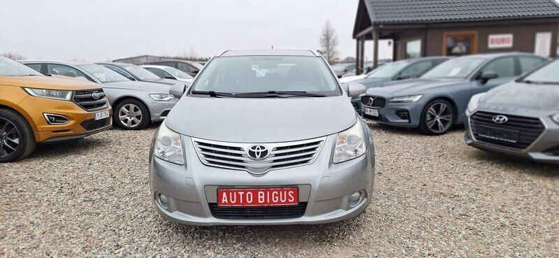 Używany Toyota Avensis 126 KM (92 kW) 2011 Srebrny (metalik) Kombi