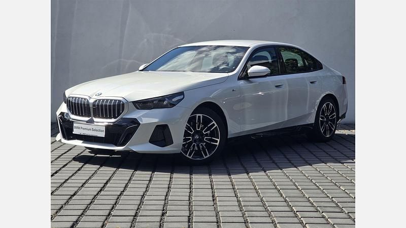 Biel mineralna metalizowany Używany 2024 BMW 520 Shadowline Sedan/Limuzyna | 242 900 zł (Super Cena) - Obraz 1/3