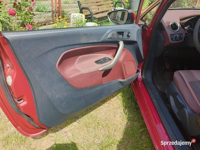 Używany Ford Fiesta 2009 Wiśniowy Hatchback