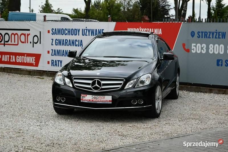 Czarny Używany 2010 Mercedes E250 Coupe | 39 900 zł - Obraz 1/4