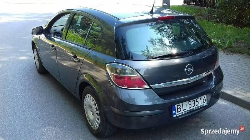 Grafitowy Używany 2012 Opel Astra Hatchback | 22 900 zł (Uczciwa cena) - Obraz 1/4
