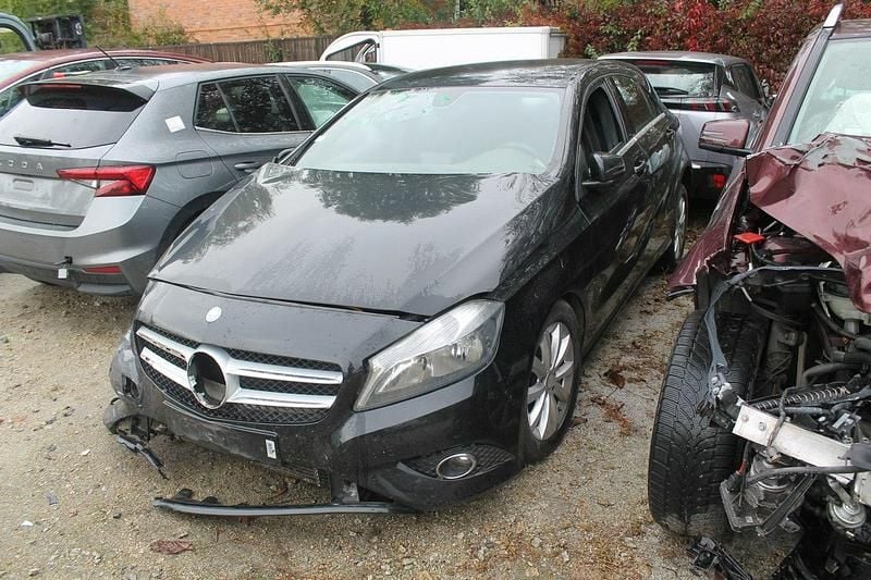 Czarny Używany 2013 Mercedes A200 Hatchback | 23 900 zł - Obraz 1/4