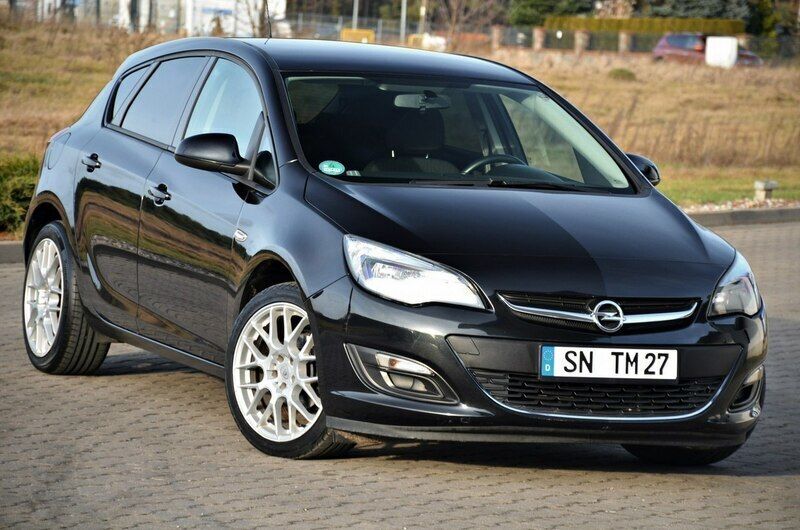 Czarny (metalik, perła) Używany 2015 Opel Astra Hatchback | 32 900 zł (Dobra cena) - Obraz 1/4
