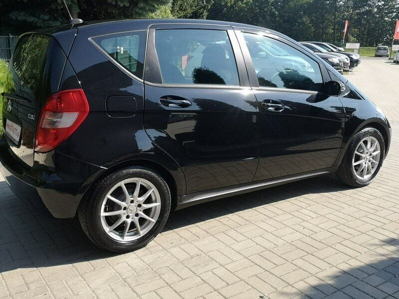 Używany Mercedes A180 109 KM (80 kW) 2010 Czarny Hatchback