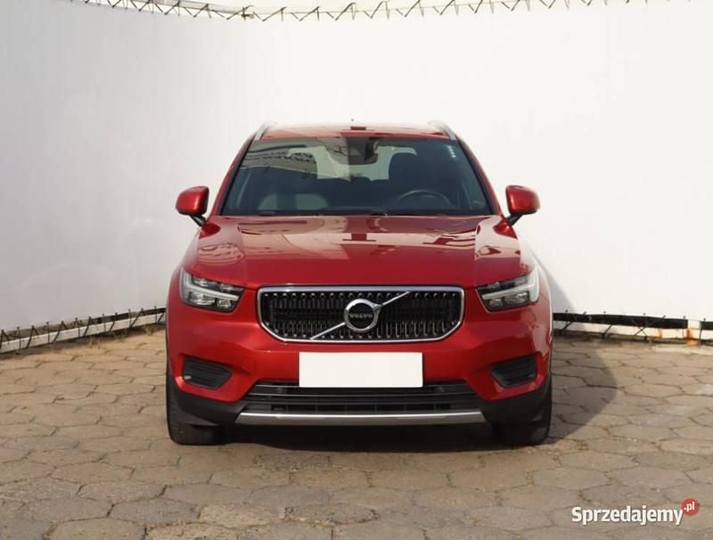 Czerwony Używany 2021 Volvo XC40 SUV | 103 999 zł (Uczciwa cena) - Obraz 1/4