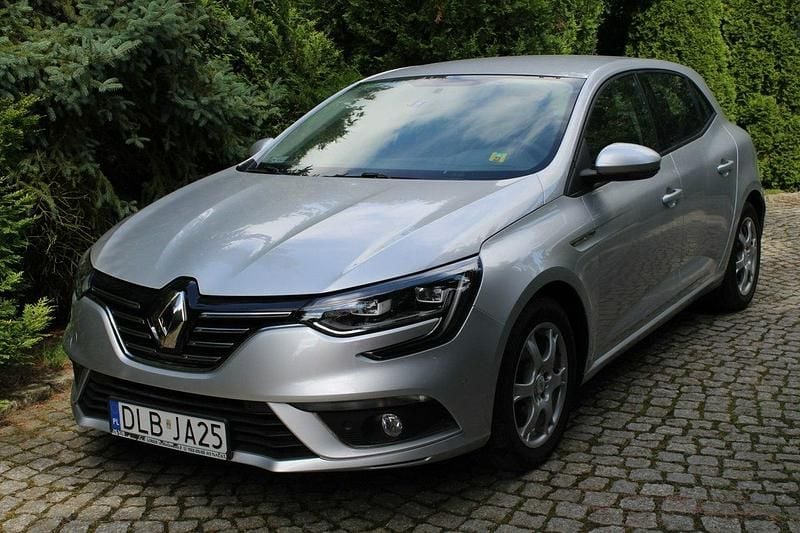 Używany Renault Mégane IV SE 116 KM (85 kW) 2018 Srebrny Hatchback