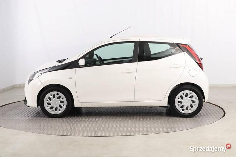 Używany Toyota Aygo 72 KM (52 kW) 2021 Biały Hatchback