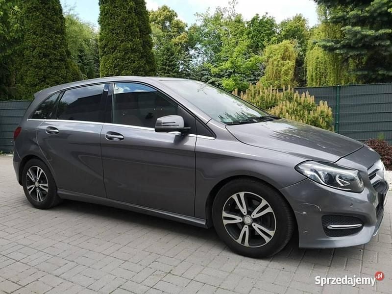 Używany Mercedes B200 140 KM (102 kW) 2018 Srebrny Minivan