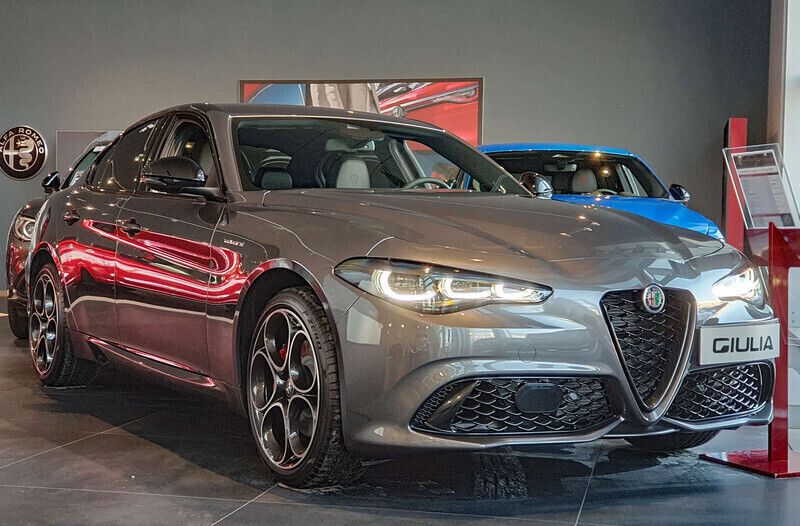 Lakier metalizowany szary vesuvio grey Nowe 2025 Alfa Romeo Giulia Veloce Sedan/Limuzyna | 224 940 zł (Uczciwa cena) - Obraz 1/4