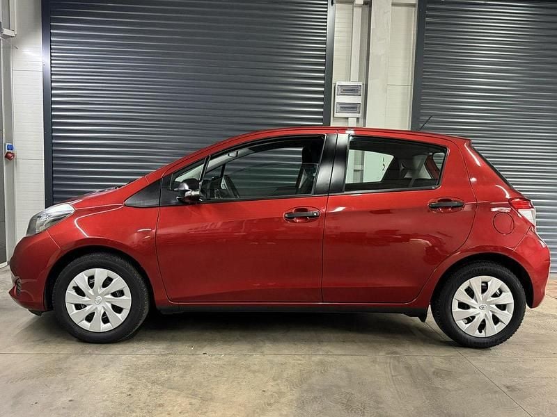 Używany Toyota Yaris 69 KM (50 kW) 2012 Bordowy SUV