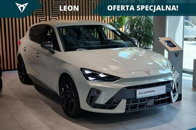 Beżowy (metalik) Nowe 2025 Cupra Leon Hatchback | 147 900 zł (Dość drogi) - Obraz 1/3