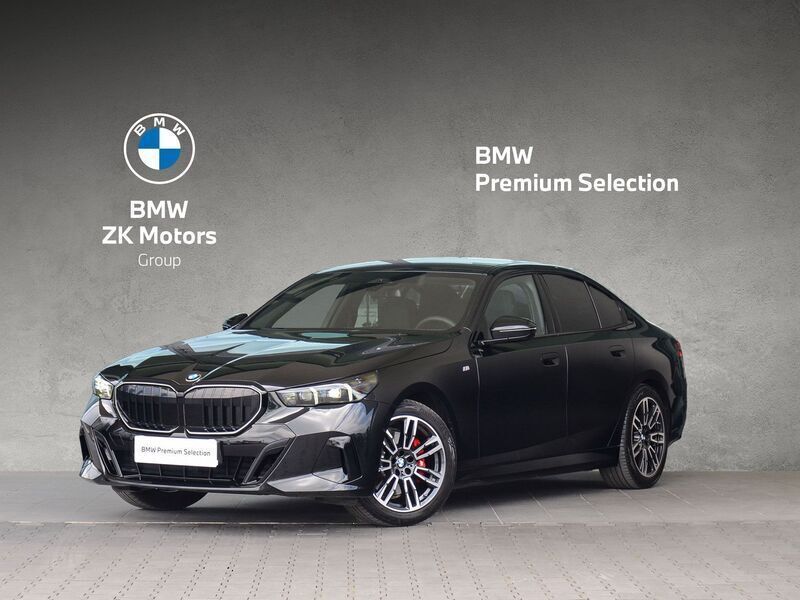 Czarny szafir metalizowany Używany 2024 BMW 520 Comfort Edition Sedan/Limuzyna | 269 900 zł (Dość drogi) - Obraz 1/3
