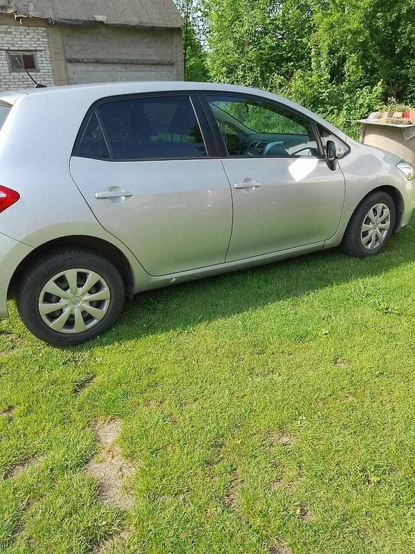 Używany Toyota Auris 99 KM (72 kW) 2013 Srebrny Hatchback