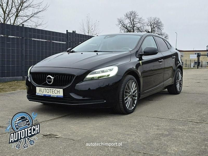 Używany Volvo V40 R-Design 150 KM (110 kW) 2016 Czarny Hatchback