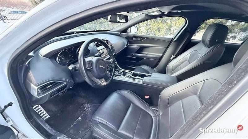 Używany Jaguar XE 2017 Biały Sedan/Limuzyna