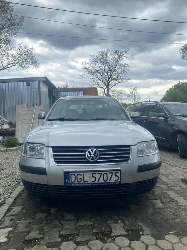 Srebrny Używany 2001 VW Passat Kombi | 6100 zł (Uczciwa cena) - Obraz 1/4