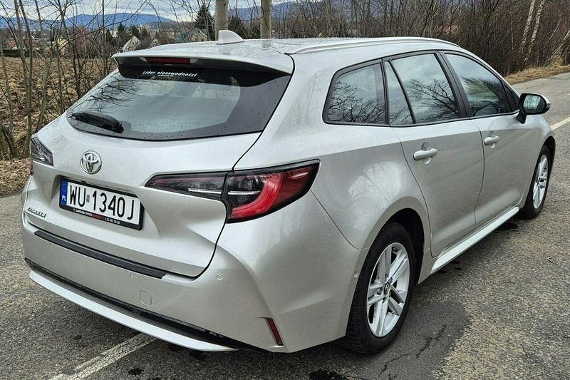 Używany Toyota Corolla 116 KM (85 kW) 2019 Srebrny (metalik, perła) Kombi