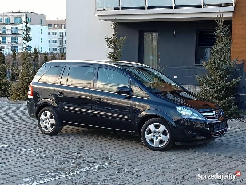 Używany Opel Zafira 2012 Czarny Minivan