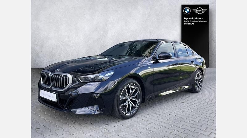 Czarny carbon m metalizowany Używany 2025 BMW 520 Comfort Edition Sedan/Limuzyna | 254 999 zł (Super Cena) - Obraz 1/4