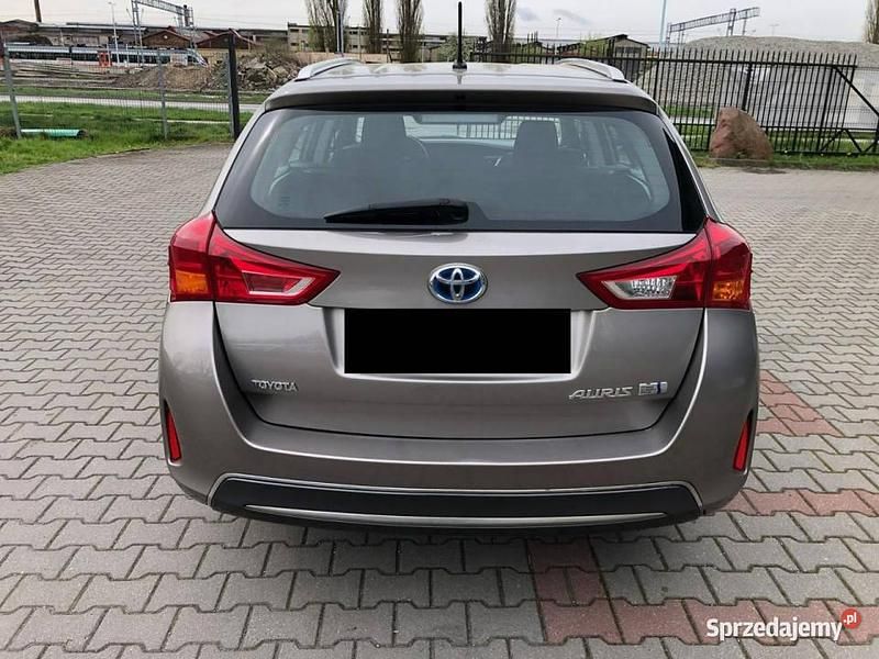Używany Toyota Auris Hybrid 2015 Szary Kombi