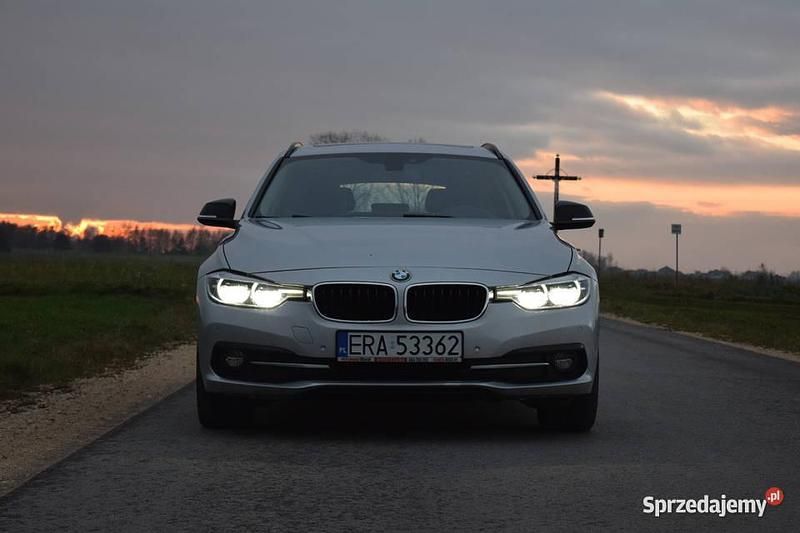 Srebrny Używany 2019 BMW 318 Sport Line Kombi | 62 500 zł (Super Cena) - Obraz 1/4