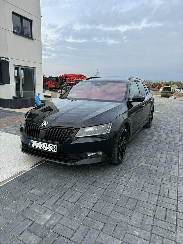 Czarny (metalik) Używany 2016 Skoda Superb SportLine Kombi | 59 000 zł (Uczciwa cena) - Obraz 1/4