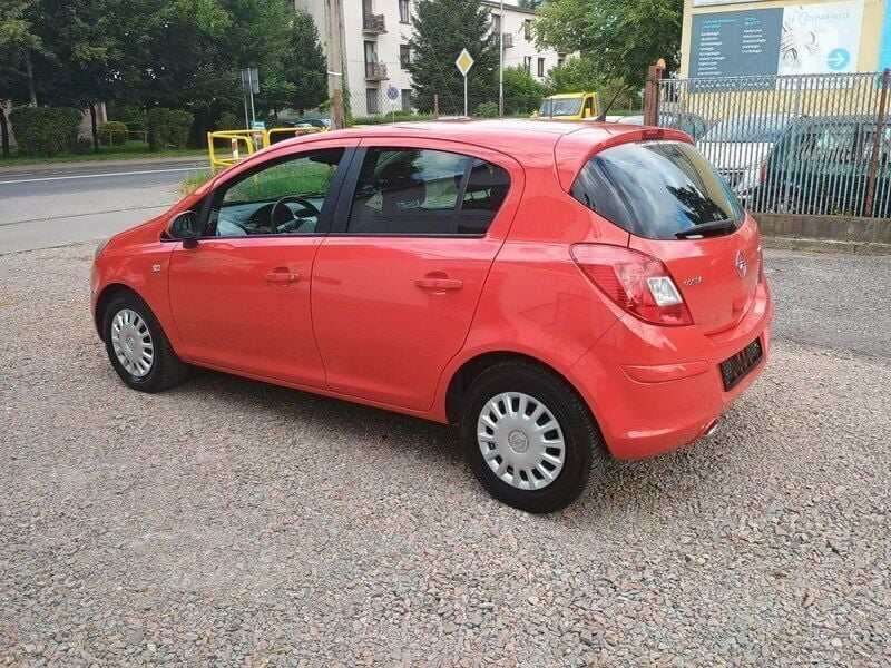 Używany Opel Corsa 70 KM (51 kW) 2011 Czerwony Sedan/Limuzyna