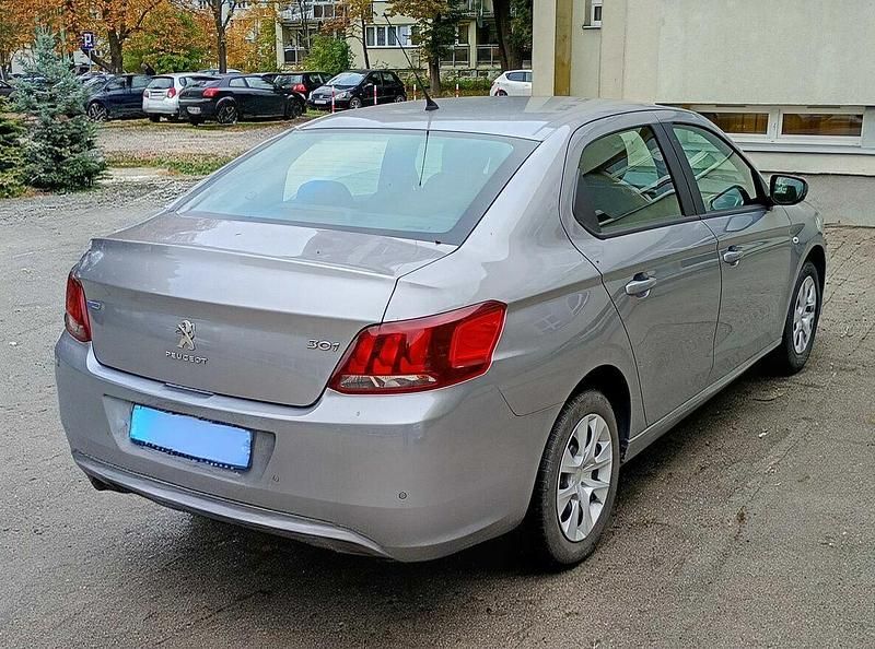 Używany Peugeot 301 2017 Srebrny Sedan/Limuzyna