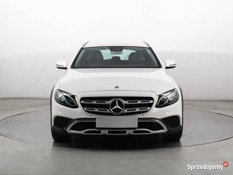 Biały Używany 2017 Mercedes E220 Kombi | 109 999 zł (Uczciwa cena) - Obraz 1/4