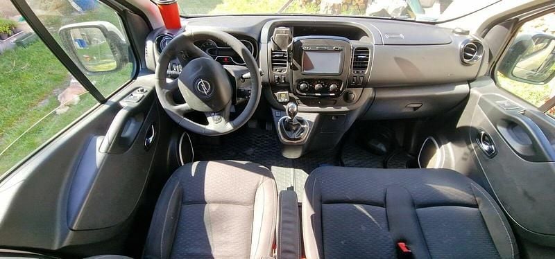 Używany Opel Vivaro 145 KM (106 kW) 2017 Srebrny Minivan