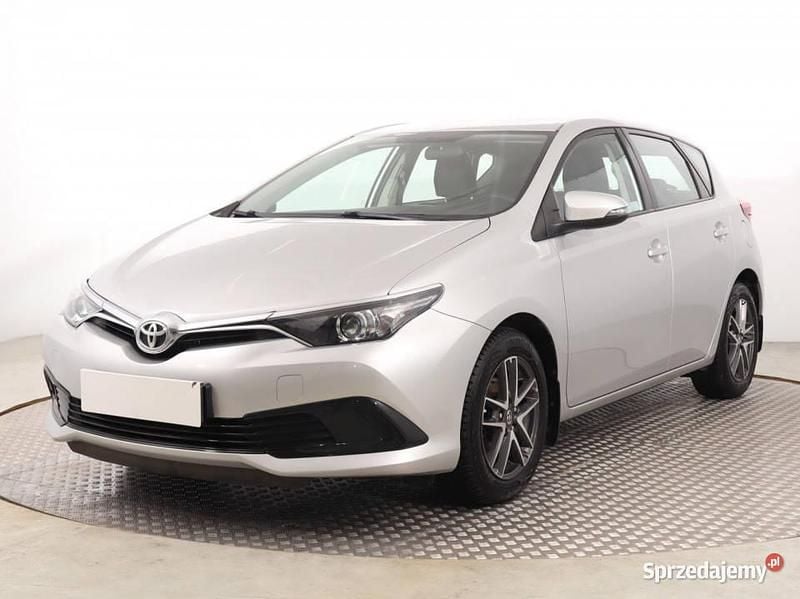 Używany Toyota Auris 2015 Srebrny Hatchback