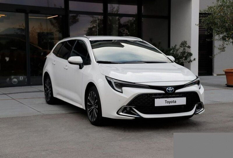 Srebrny (metalik) Używany 2023 Toyota Corolla Comfort Sedan/Limuzyna | 121 900 zł - Obraz 1/3