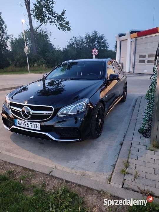 Czarny Używany 2016 Mercedes E400 AMG Sedan/Limuzyna | 98 900 zł - Obraz 1/4
