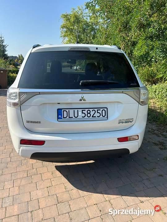 Biały Używany 2015 Mitsubishi Outlander P-HEV SUV | 48 999 zł (Dobra cena) - Obraz 1/4