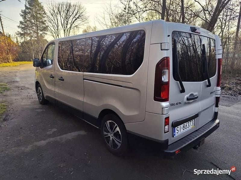 Używany Renault Trafic 2017 Srebrny Minivan