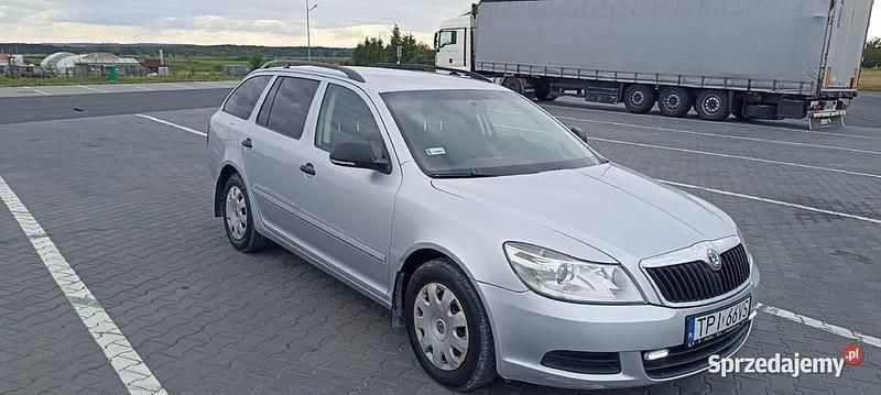 Srebrny Używany 2010 Skoda Octavia Kombi | 13 000 zł (Dobra cena) - Obraz 1/4