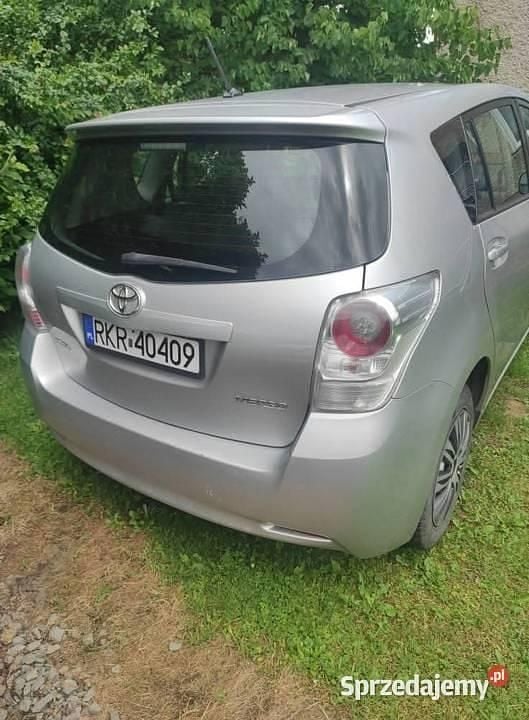 Srebrny Używany 2010 Toyota Verso Minivan | 12 500 zł (Dobra cena) - Obraz 1/4