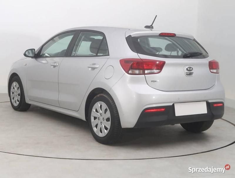 Używany Kia Rio 84 KM (61 kW) 2021 Srebrny Hatchback