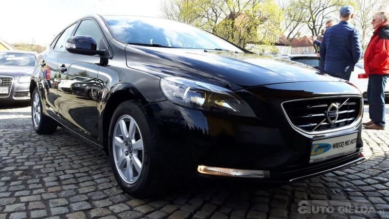 Używany Volvo V40 150 KM (110 kW) 2012 Czarny metalik Kombi