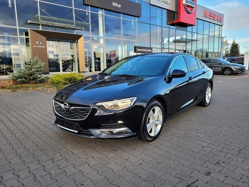 Używany Opel Insignia Sport 136 KM (100 kW) 2017 Czarny Sedan/Limuzyna