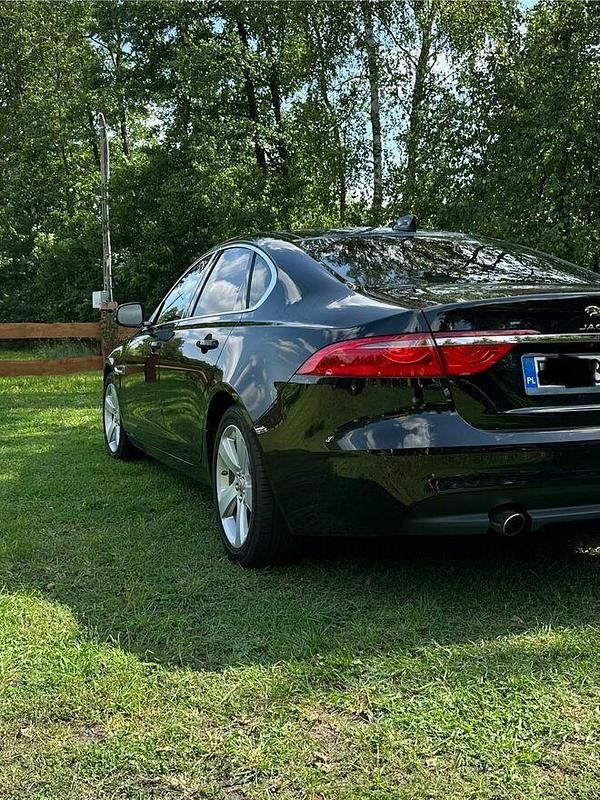 Używany Jaguar XF 2017 Czarny Sedan/Limuzyna