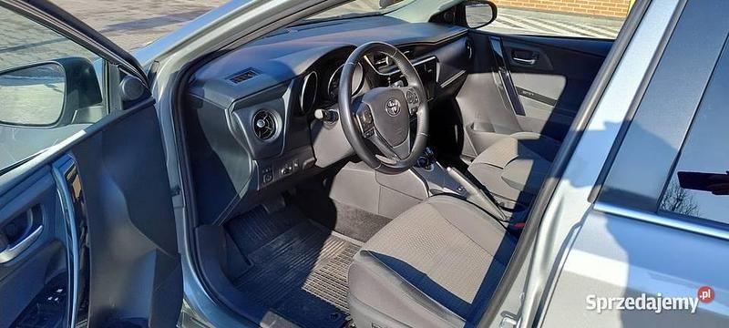 Używany Toyota Auris Hybrid 2017 Srebrny Hatchback