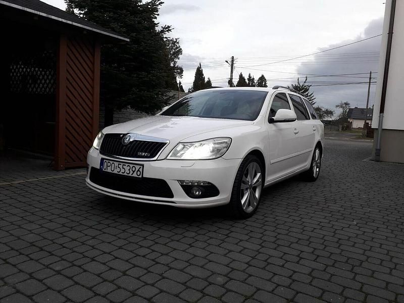 Biały Używany 2012 Skoda Octavia vRS Kombi | 29 500 zł (Drogi) - Obraz 1/4