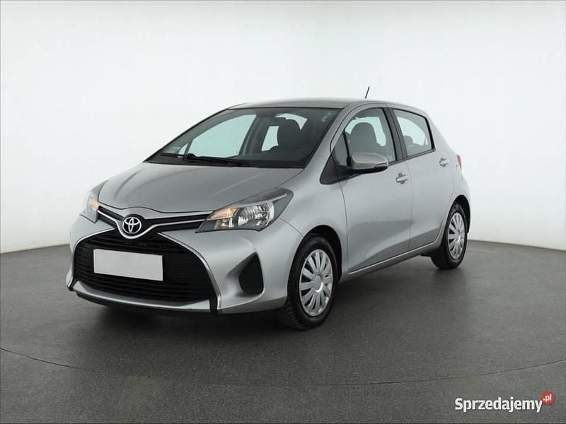 Używany Toyota Yaris 69 KM (50 kW) 2015 Srebrny Hatchback