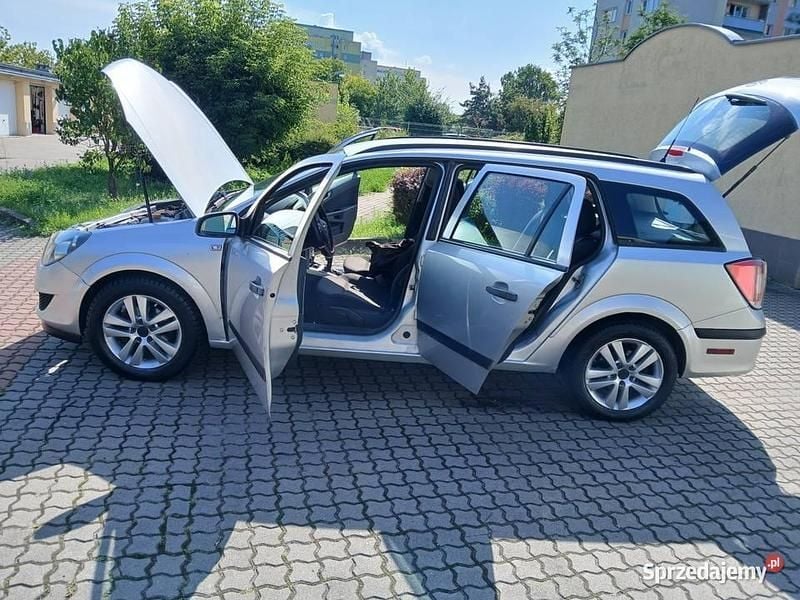 Używany Opel Astra 2009 Srebrny Kombi
