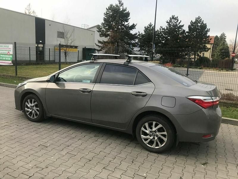 Używany Toyota Corolla 132 KM (97 kW) 2016 Brązowobeżowy Sedan/Limuzyna