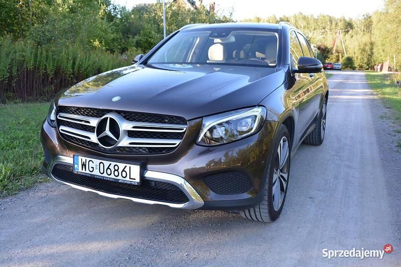 Brązowy Używany 2016 Mercedes GLC250 | 101 500 zł - Obraz 1/4